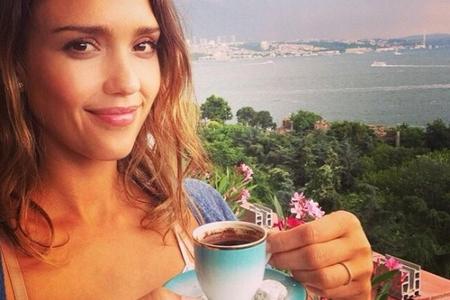 Kaffee macht schlank, das weiß auch Schauspielerin Jessica Alba. Kaffee macht schlank, das weiß auch Schauspielerin Jessica Alba.