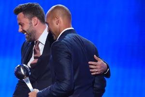 Ben Affleck (l.), sein Ehering an der linken Hand und der ehemalige Baseball-Profi Derek Jeter bei den ESPY Awards in Los An...