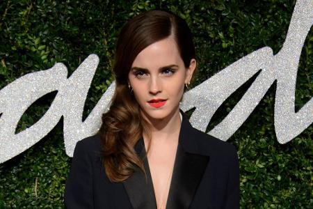 Emma Watson posiert auf dem roten Teppich der British Fashion Awards