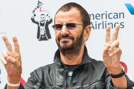 Der Beatles-Drummer Ringo Starr feierte seinen Geburtstag am Dienstag in LA mit Peace, Love and Rock 'n' Roll Der Beatles-Drummer Ringo Starr feierte seinen Geburtstag am Dienstag in LA mit Peace, Love and Rock 'n' Roll