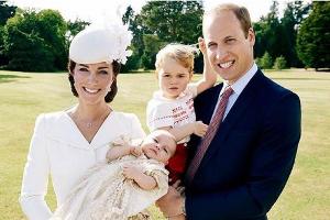 Stolze Eltern: Herzogin Kate und Prinz William mit der frisch getauften Charlotte und Prinz George