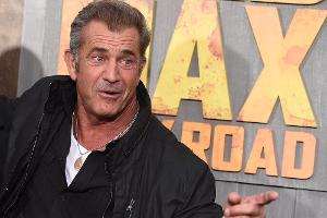Noch Single, aber schon gut drauf: Mel Gibson bei der "Mad Max"-Premiere in L.A.