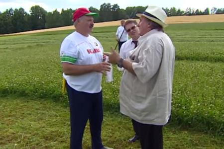 Der weißrussische Präsident Alexander Lukaschenko (l.) hat dem französischen Filmstar und Wahlrussen Gérard Depardieu beigeb...