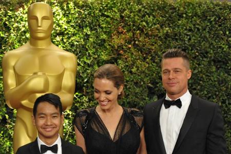 Die stolzen Eltern Angelina Jolie und Brad Pitt mit Sohnemann Maddox bei der Oscar-Verleihung 2013