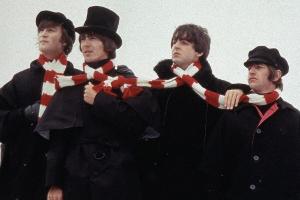 Ringo Starr (r.) mit seinen Beatles-Kollegen im Film "Help!" von 1965