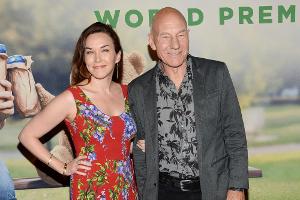 Auf dem roten Teppich bei der Premiere von "Ted 2" sind Patrick Stewart und seine Frau Sunny Ozell ein Herz und eine Seele