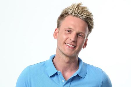 Werbekaufmann Jörg (29) liebt Schlager, die Natur und Fußball und will seine zweijährige Single-Zeit endlich beenden. Desweg...
