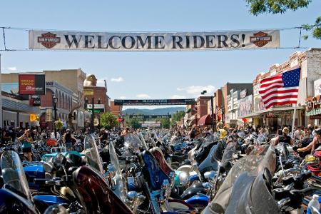 Auf der Main Street von Sturgis reihen sich die Bikes Rad an Rad
