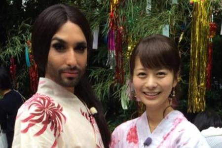 Conchita Wurst (li.) freut sich über die Gastfreundschaft der Japaner - vor allem aber begeisterte sie das Geschenk: ein ech... Conchita Wurst (li.) freut sich über die Gastfreundschaft der Japaner - vor allem aber begeisterte sie das Geschenk: ein ech...