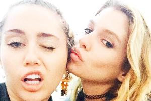 Miley Cyrus und Stella Maxwell: Heiße Szene auf dem Parkplatz