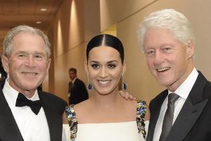 Popstar Perry zwischen den Ex-Präsidenten Bill Clinton (r.) und George W. Bush