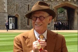 John Hurt von Queen zum Ritter geschlagen