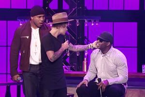 Gastgeber LL Cool J (l.) hat schon begriffen, was da passiert: Noch lacht Konkurrent Deion Sanders (r.) über die Berührung v...