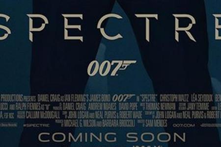 In der zweiten Zeile taucht Daniel Craigs Name mittig nochmals als Co-Produzent auf