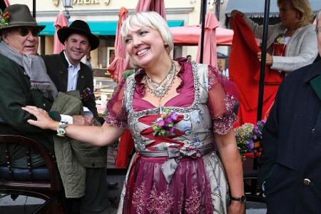 Claudia Roth steigt vom Festwagen