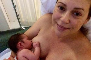 Alyssa Milano verteidigt Still-Fotos