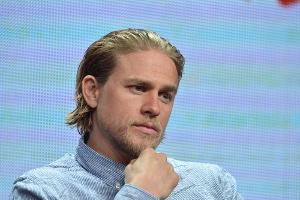 Nachdenklich: Charlie Hunnam steht zu seinem Wort