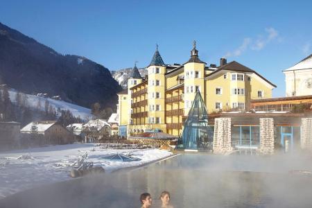 Der Außenpoolbereich am Fuße der Dolomiten lädt zum Entspannen ein