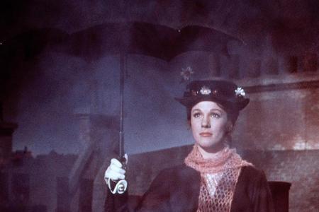 1954 war es, als Julie Andrews zum ersten Mal mit dem Schirm als Mary Poppins über die Leinwände segelte