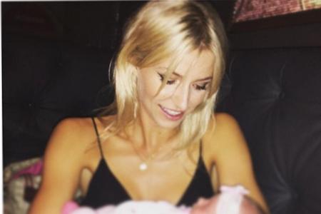 Lena Gercke mit Yvonne Schröders Baby in den Armen Lena Gercke mit Yvonne Schröders Baby in den Armen