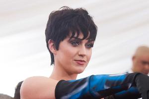 Freiflug: Katy Perry vom Segway abgeworfen