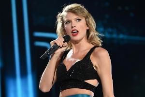 Fan-Attacke auf Taylor Swift: Mann stürmt Bühne und wird verhaftet