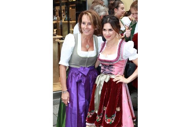 ...mit einem besonders üppigen, tiefem Dekolleté. Das wissen auch Gitta Gräfin Lambsdorff und Victoria Lauterbach, die vor K...