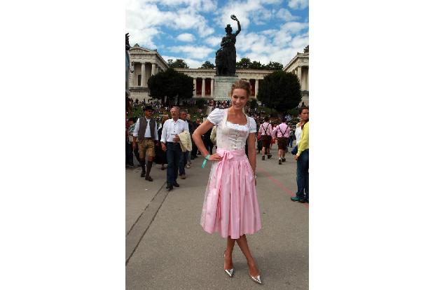 ...Fotografen posierten. Lisa Martinek griff zu einem weiß-rosafarbenen Dirndl, um ihre Kurven gekonnt in Szene zu setzen. W...