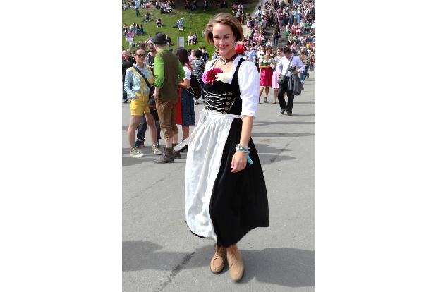 ...war da die Tracht, mit der Schauspielerin Lara Joy Körner sich auf der Wiesn blicken ließ - dieses Outfit hätte man eher ...