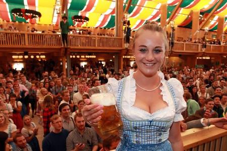 ...Beach-Volleyball-Spielerin Anna-Lena Mang hingegen setzte auf Hellblau - und einen üppig gepushten Vorbau. Ziemlich untra...