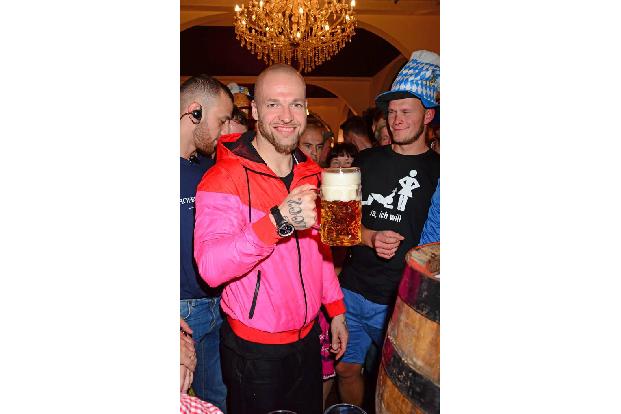...Culcha Candela-Rapper Mateo Jaschik den wesentlichen Dingen hingab: ein frisch gezapftes Bierchen trinken. Schließlich ge...