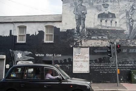 Die Black Cab Tour führt zu den Schauplätzen des Bürgerkrieges in Belfast