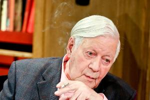 Altkanzler Helmut Schmidt darf weiter qualmen