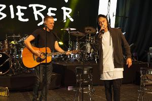 Justin Bieber mit Bryan Adams in Berlin auf der Bühne