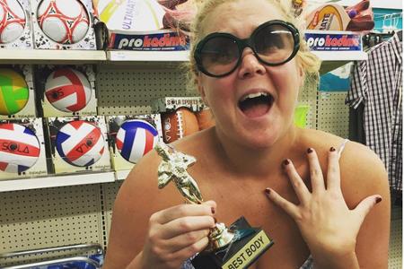 Amy Schumer steht zu ihrem Körper und verleiht sich selbst einen Oscar für den besten Body Amy Schumer steht zu ihrem Körper und verleiht sich selbst einen Oscar für den besten Body