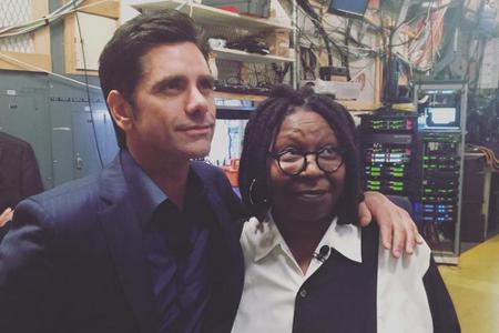 John Stamos Arm in Arm mit Whoopi Goldberg John Stamos Arm in Arm mit Whoopi Goldberg
