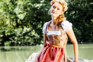 Julia Trentini: Dirndl-Trend geht "zurück zur Tradition"