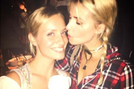 Topmodel Lena Gercke (r.) macht es vor: Mit einem karierten Hemd ist man perfekt gestylt für die Wiesn Topmodel Lena Gercke (r.) macht es vor: Mit einem karierten Hemd ist man perfekt gestylt für die Wiesn