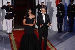 Da lacht auch der Präsident: Michelle Obama zeigt Dekolleté