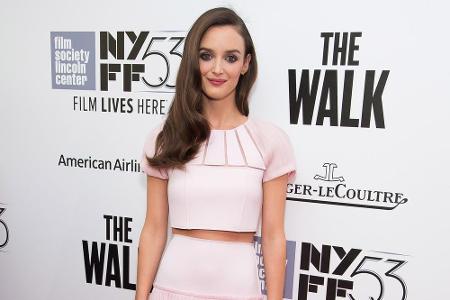 Charlotte Le Bon präsentiert sich in elfenhaftem Zartrosa Charlotte Le Bon präsentiert sich in elfenhaftem Zartrosa