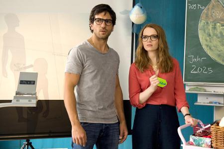 Die zwei Gesichter der Bildungsreform. Haudrauf-Lehrer Zeki Müller (Elyas M'Barek) und Superpädagogin Lisi Schnabelstedt (Ka... Die zwei Gesichter der Bildungsreform. Haudrauf-Lehrer Zeki Müller (Elyas M'Barek) und Superpädagogin Lisi Schnabelstedt (Ka...