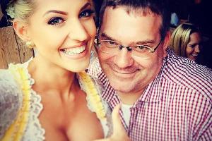 Sarah Nowak trifft auf dem Oktoberfest ihr Idol