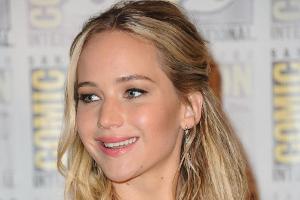 Jennifer Lawrence tanzt barfuß auf Billy Joels Flügel