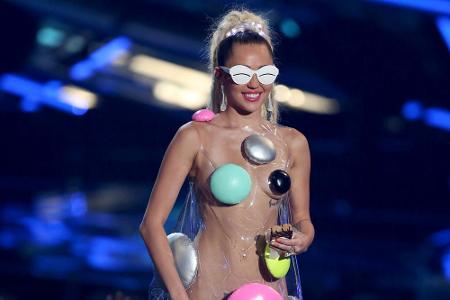 Miley Cyrus schockte das Publikum mit ihren seltsamen Outfits immer wieder