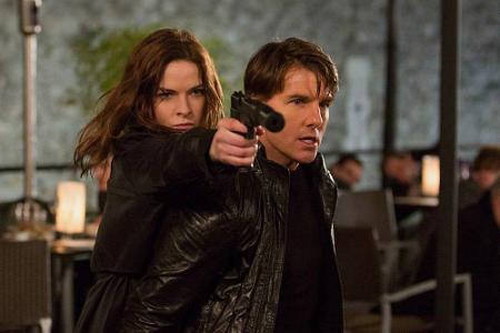 Ilsa Faust (Rebecca Ferguson) und Ethan Hunt (Tom Cruise) müssen sich den Weg freischießen. Ilsa Faust (Rebecca Ferguson) und Ethan Hunt (Tom Cruise) müssen sich den Weg freischießen.