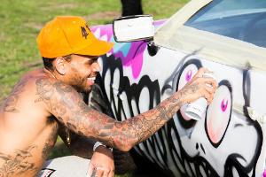 Für SOS-Kinderdörfer: Chris Brown besprayt Sportwagen