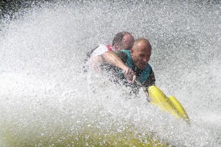 Macht Spaß, kühlt ab: Jetski-Trip auf dem Rhein