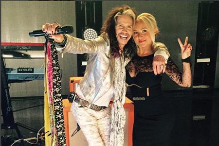Steven Tyler machte in seinem silbernen Anzug eine gute Figur Steven Tyler machte in seinem silbernen Anzug eine gute Figur