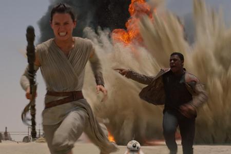 Langweilig wird es den Helden Rey (Daisy Ridley) und Finn (John Boyega) sicher nicht