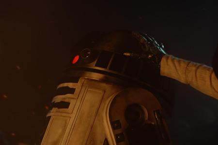 Auch Droide R2-D2 (Kenny Baker) gibt in der neuen 